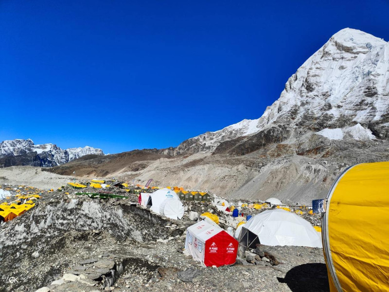 सगरमाथा आरोहणका क्रममा एक नेपाली र एक बेलायती आरोही बेपत्ता